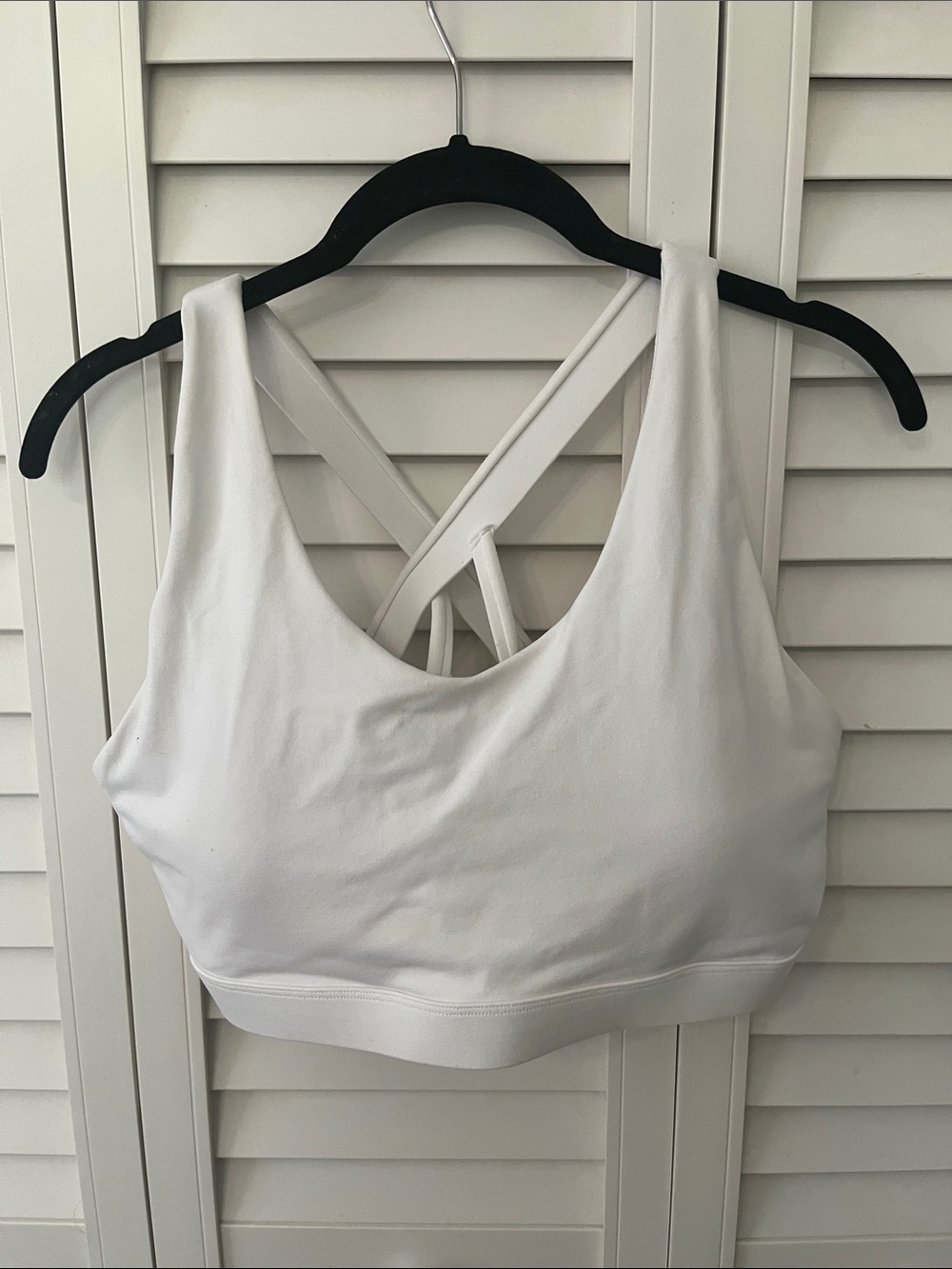 White Cross-Back Sports Bra – Supportive Low-Impact Comfort